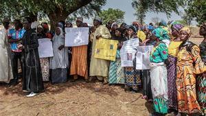 Los familiares sosteniendo los retratos de sus niñas durante una conmemoración cinco años desde que fueran secuestradas por el grupo yihadista Boko Haram 
