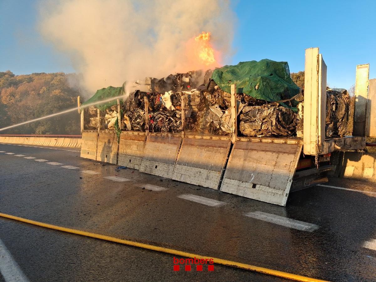 Les imatges de l'incendi de la càrrega d'un camió que circulava per l'Eix a Sant Hilari Sacalm