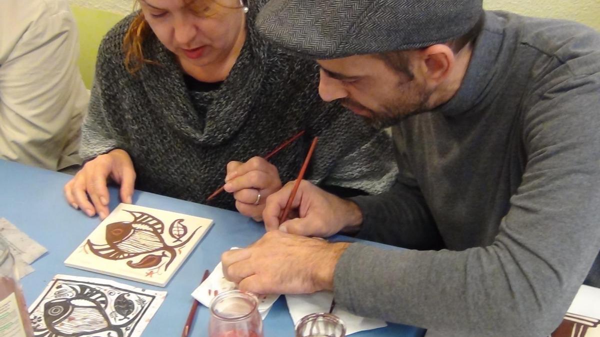 Vecinos participando en uno de los talleres del Museo Municipal de Cerámica de Paterna celebrado en otra edición