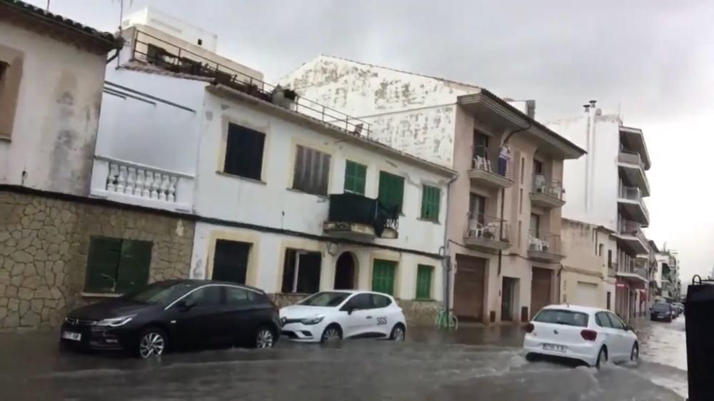 Una tromba de agua anega una calle del Port de Pollença en pocos minutos