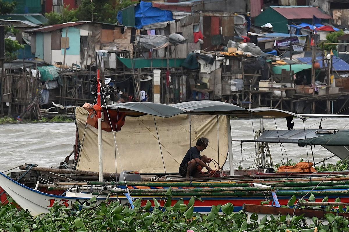 Un muerto y miles de desplazados tras el paso del tifón Doksuri por el norte de Filipinas