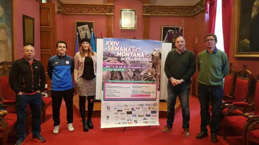 Juan Parrondo, presidente del grupo &quot;Llamaello&quot;; Santiago Tuero, de Rodiles Sport; la edil de Deportes, Ana López; el alcalde, Alejandro Vega, y César Pina, director de la Carrera del Trail.