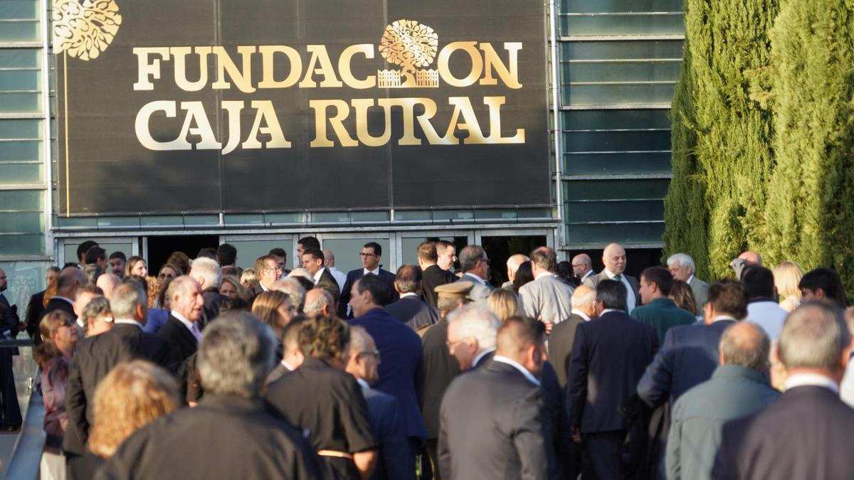 Público a la entrada de las instalaciones de Ifeza para acudir a la gala de entrega de premios de la Fundación Caja Rural de Zamora