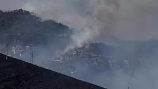 Regresan a sus casas los vecinos evacuados por el incendio de Benahavís tras una larga noche de lucha contra el fuego