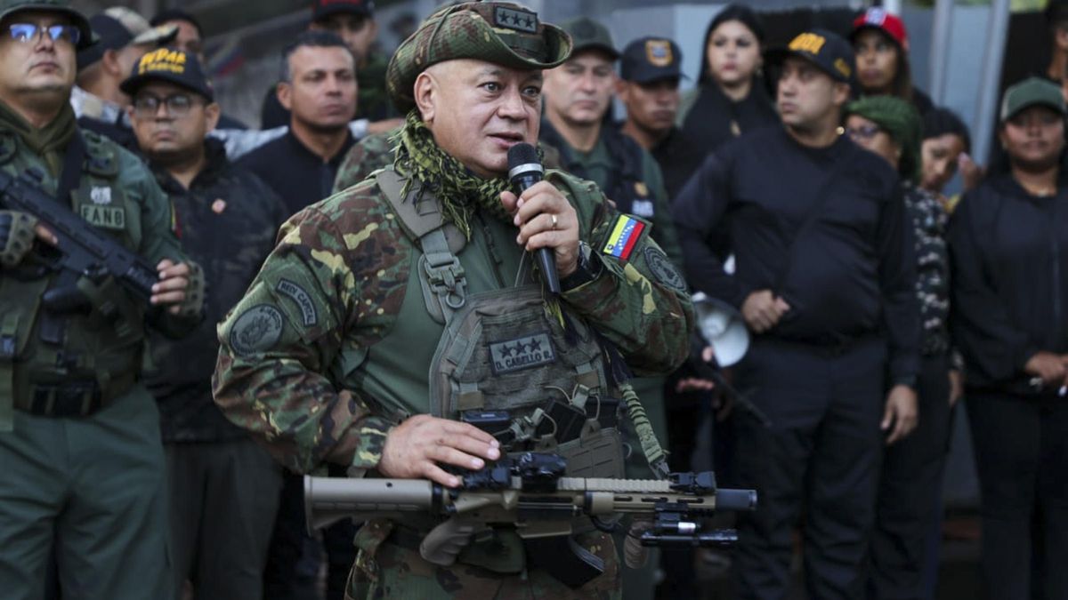 El ministro de Interior de Venezuela dice que las armas "las tiene el pueblo" ante las "amenazas" de Trump