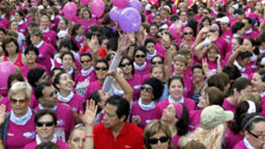 Una &quot;marea rosa&quot; corre contra el cáncer en Madrid