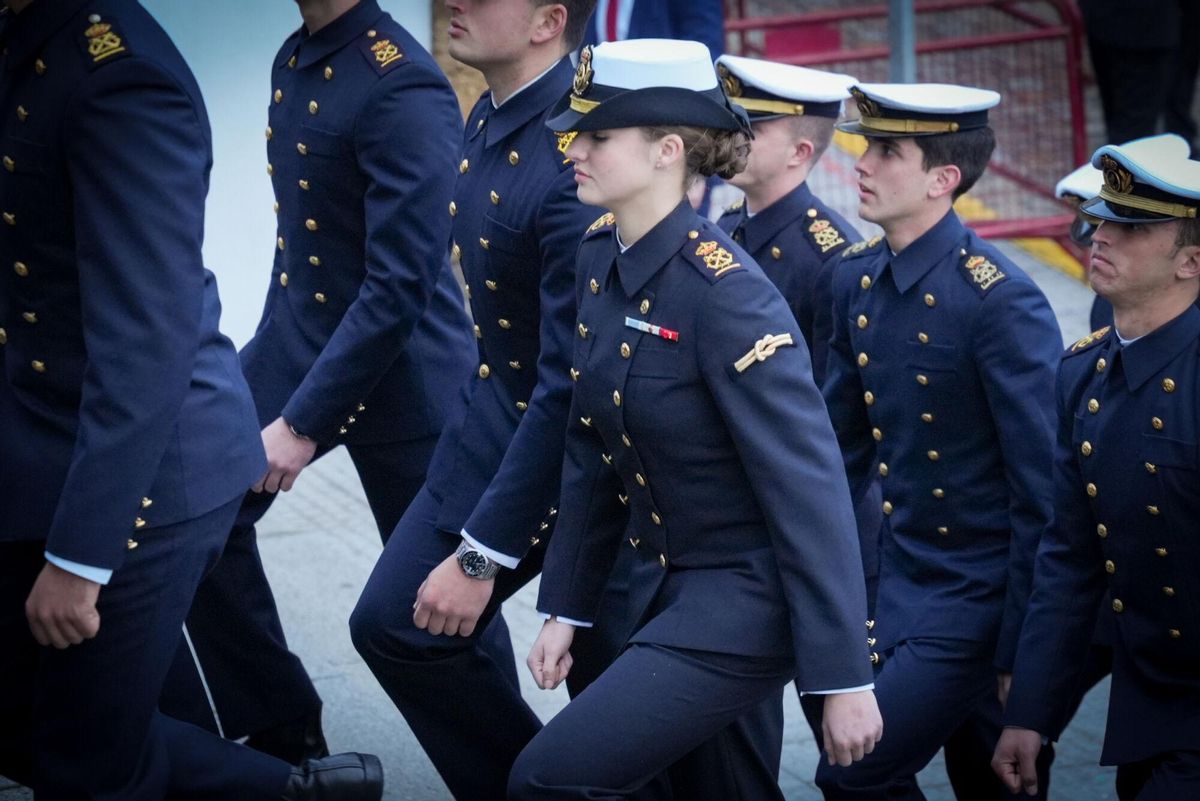 La Princesa de Asturias, Leonor de Borbón, antes de la partida en el Juan Sebastián Elcano. A 11 de enero de 2025 en Cádiz, Andalucía (España). Los Reyes Felipe VI y Letizia, junto a la ministra de Defensa, Margarita Robles, presiden el acto de despedida del buque escuela Juan Sebastián de Elcano en el Puerto de Cádiz. En esta ocasión histórica, la Princesa de Asturias, Leonor de Borbón, embarcará como guardiamarina de primero. El evento contará también con la presencia del presidente de la Junta de Andalucía, Juanma Moreno. 11 ENERO 2025 Francisco J. Olmo / Europa Press 11/01/2025. LEONOR DE BORBÓN Y ORTIZ;Francisco J. Olmo;category_code_new;