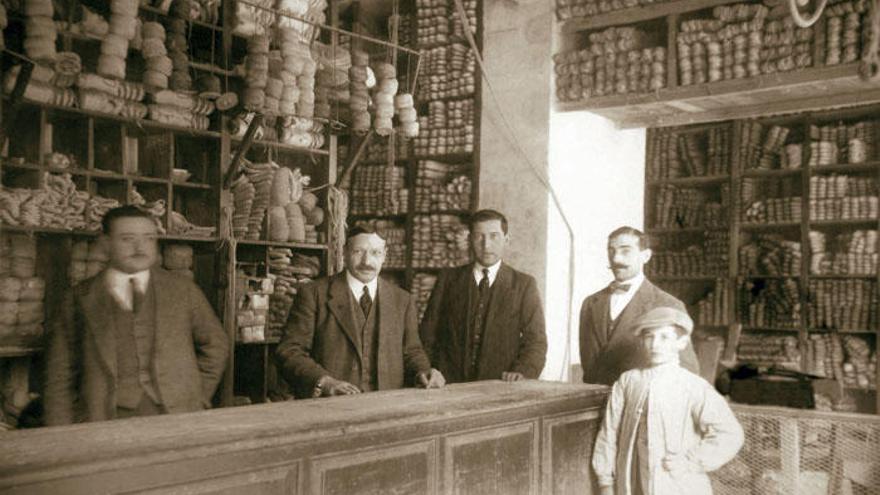 Interior de la tienda de los Calzados Hinojosa, a comienzos del siglo XX. Fue fundada en 1888.