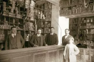 La Málaga que vive tras el mostrador