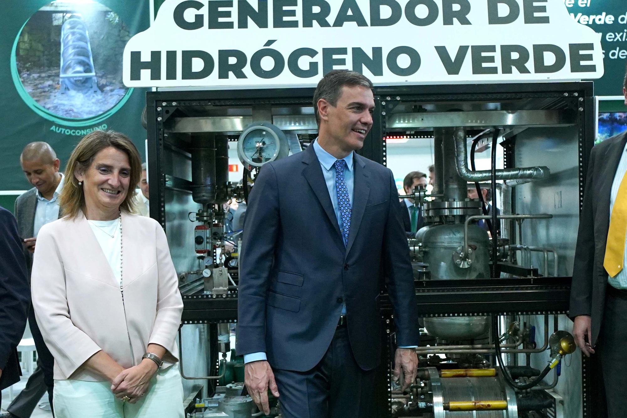 El presidente del Gobierno, Pedro Sánchez durante su visita a la Feria GENERA 2022 .Junto a el la vicepresidenta tercera del Gobierno y ministra para la Transición Ecológica y el Reto Demográfico, Teresa Ribera.