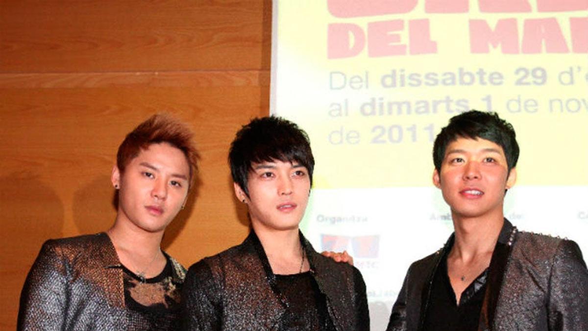Jaejoong, en el medio, junto a sus compañeros de la banda JYJ