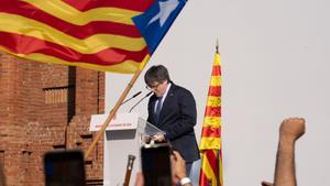 Archivo - El expresidente de la Generalitat de Catalunya Carles Puigdemont interviene en un acto de bienvenida organizado por entidades independentistas en el paseo Lluís Companys, a 8 de agosto de 2024, en Barcelona, Catalunya (España)
