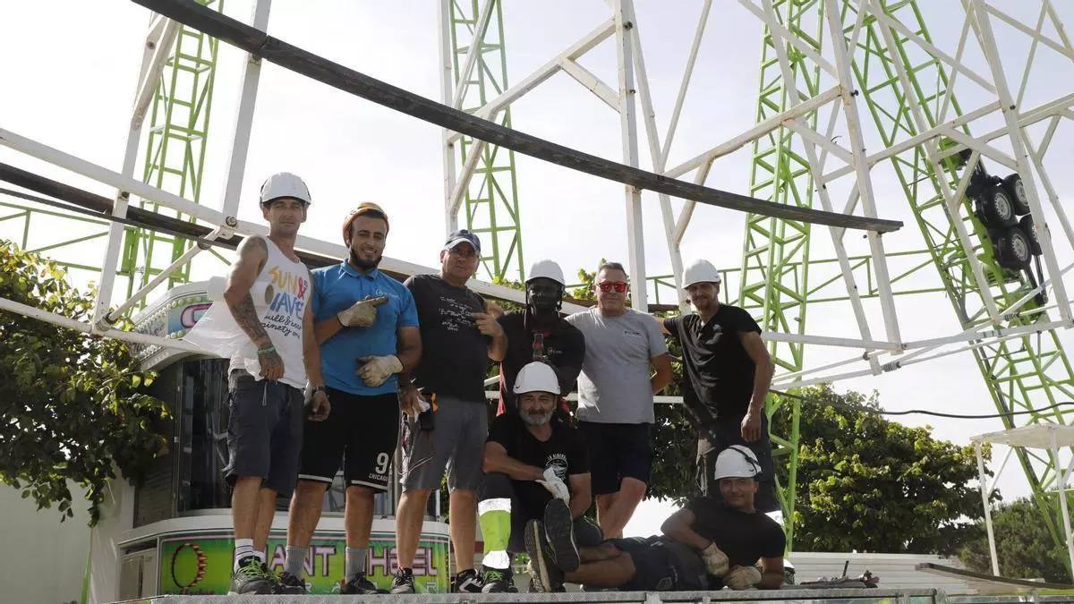 Así trabaja el equipo que gira por España con la noria de la Semana Negra