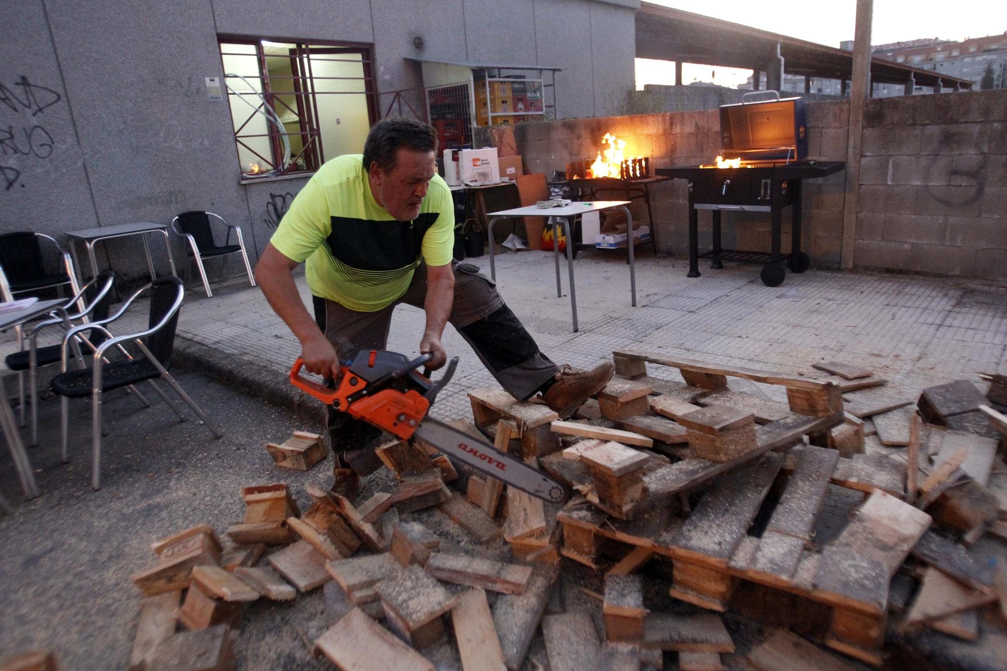 La magia de las hogueras de San Xoán alumbra las dos orillas de la ría de Arousa Antonio Touriño