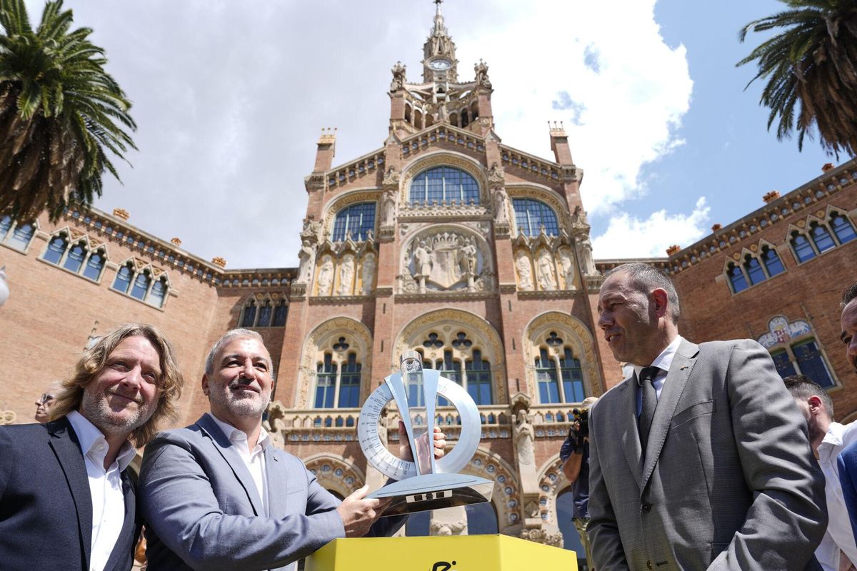 GRAFCAT925. BARCELONA, 29/07/2025.- El alcalde de Barcelona, Jaume Collboni, el regidor de Deportes del Ayuntamiento de Barcelona, David Escudé (i), y el conseller de Deportes de la Generalitat, Berni Álvarez (d), durante el acto en el que han presentado el trofeo del Tour de Francia y anunciado novedades relacionadas con el Grand Départ Barcelona 2026, la salida del Tour que acogerá la capital catalana. EFE/Alejandro García