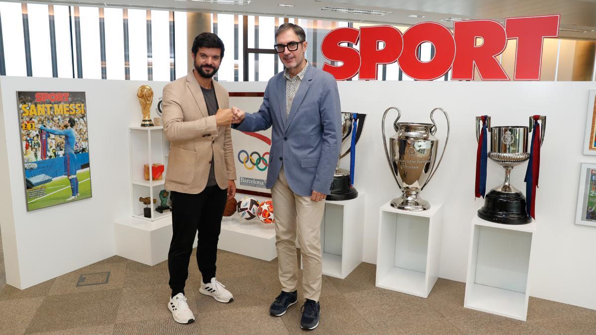 Gerard Esteva saludando a Lluís Mascaró, director de Sport