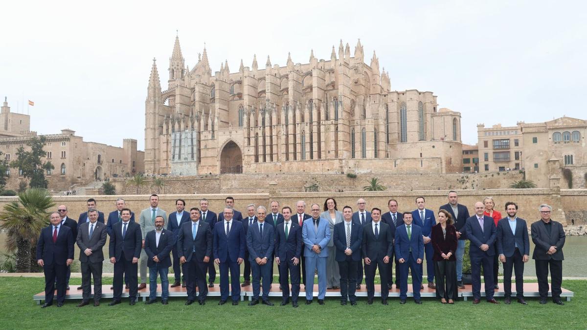 El presidente de la Diputación de Zamora, Javier Faúndez Domínguez, y el vicepresidente primero y patrono de la Fundación Democracia y Gobierno Local, Víctor López de la Parte, asisten a la VI Conferencia de presidente de diputaciones provinciales, cabildos y consejos insulares.
