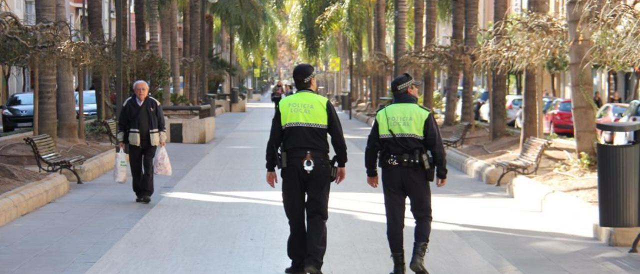 Dos policías de Torrent patrullan por la avenida al Vedat, la principal de la ciudad.