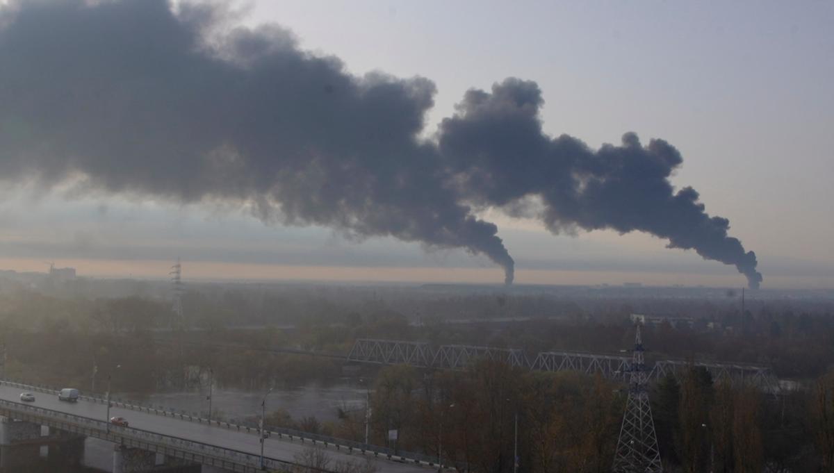 Columnas de humo de un incendio en un depósito de petróleo ruso cerca de Ucrania.