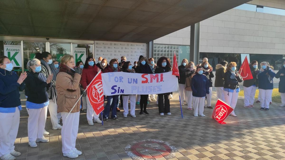 Limpiadoras en huelga, en uno de los accesos a las consultas externas del hospital.