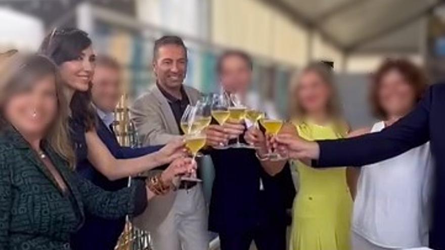 Paloma Lago y Alfonso Villares brindan junto a un grupo de personas en la edición de 'Equiocio' celebrada en Covas (Ferrol), en agosto de 2024.