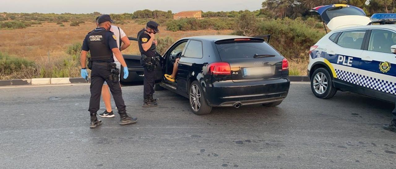 Agentes de la Policía Local de Elche en el control de seguridad que destapó al conductor sin carné y con droga