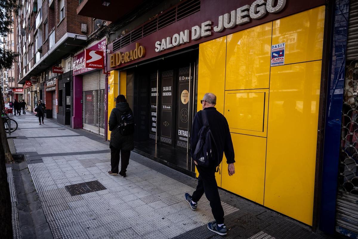 Tres ladrones atracaron el salón de juego 'El Dorado' en la avenida San Juan de la Peña, este domingo por la tarde.