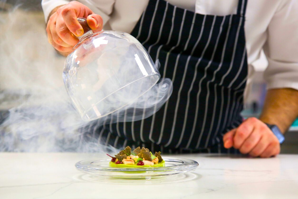 Un chef terminando la elaboración de unos de sus platos