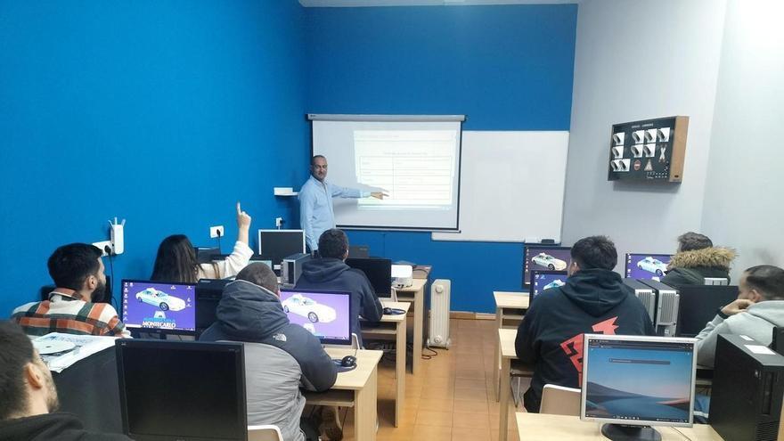 Abuelos señalados por sus nietos y empresarios traicionados: la picaresca en los cursos para recuperar el carné de conducir