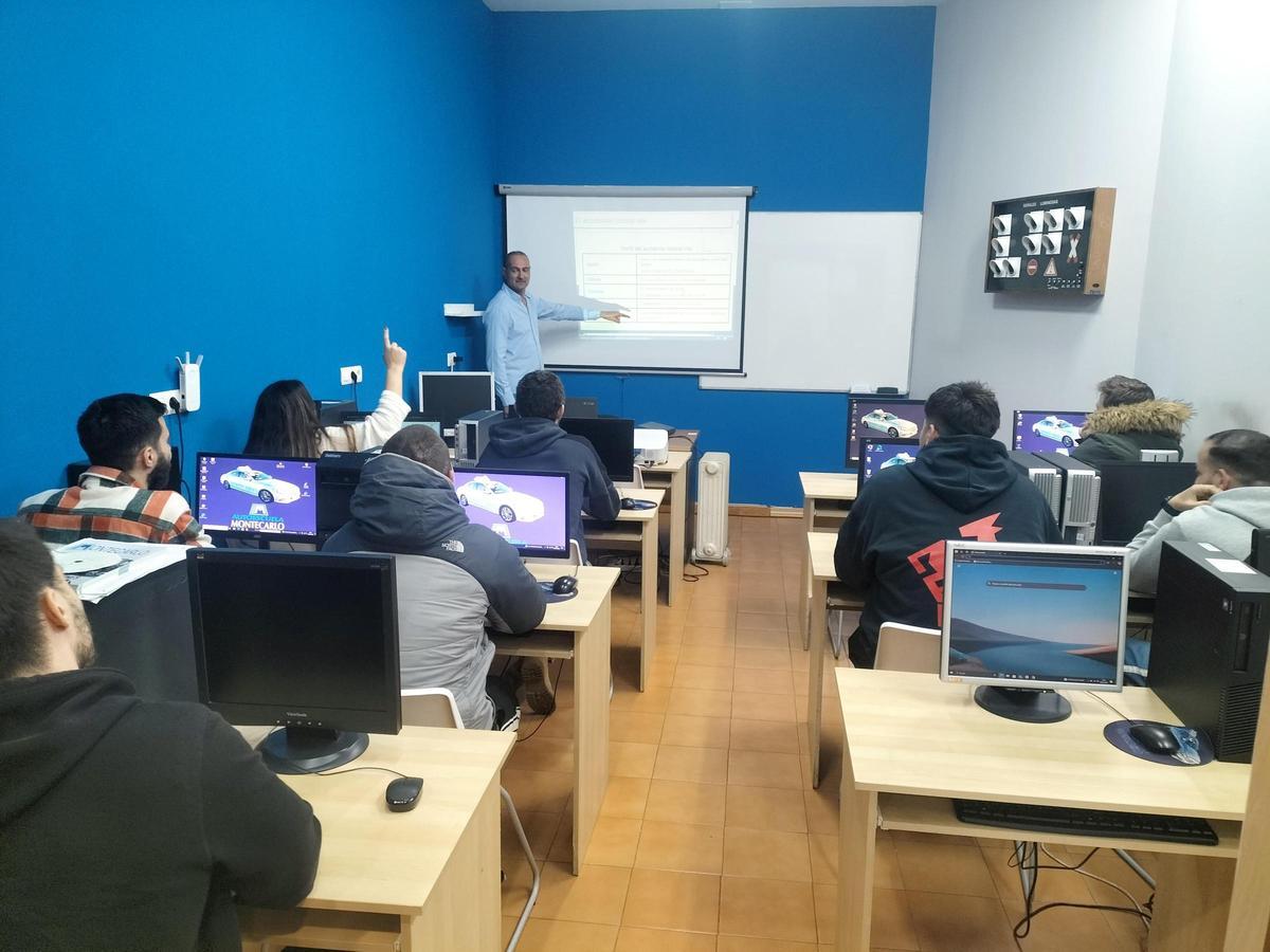 Conductores en un curso de recuperación de puntos en un centro de Santiago.