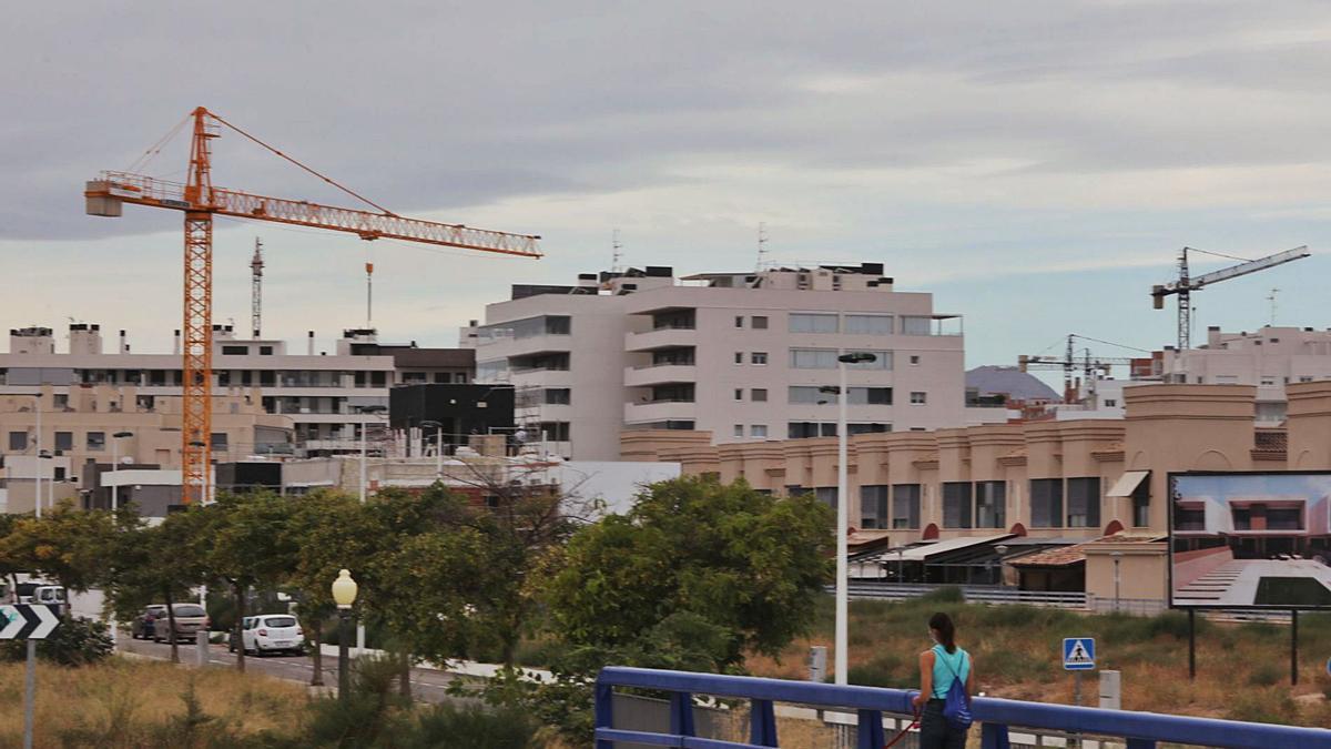 Construcción de vivienda en la zona de Travalón, uno de los espacios de Elche que mayor expansión presenta actualmente. | ANTONIO AMORÓS