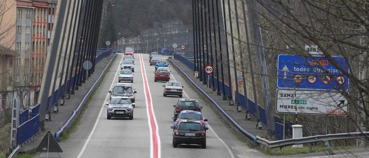 Nueva línea roja de separación de carriles en el Corredor del Nalón