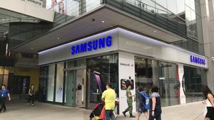 La retirada d’un anunci de Samsung amb una ‘drag queen’ provoca una polèmica a Singapur