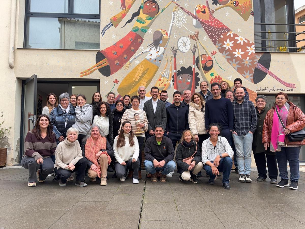 Una fotografia de grup durant l'acte de comiat dedicat a la secretària interventora Rosa Vilà