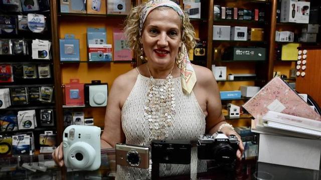 Ana, de Foto Rodri, muestra algunos modelos a la venta de cámaras analógicas.