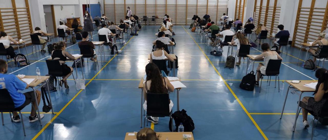 Alumnos del Lluis Vives, haciendo las pruebas en el gimnasio.