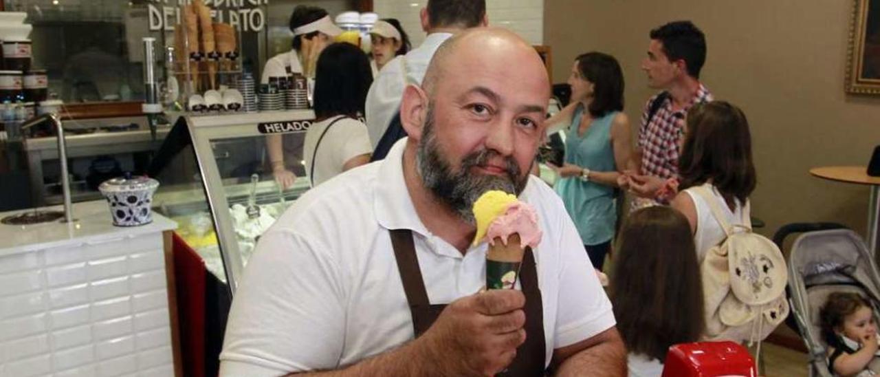 Gerardo Triunfo vende un 20% más de helados en su negocio de la plaza de la Constitución. // M. Canosa