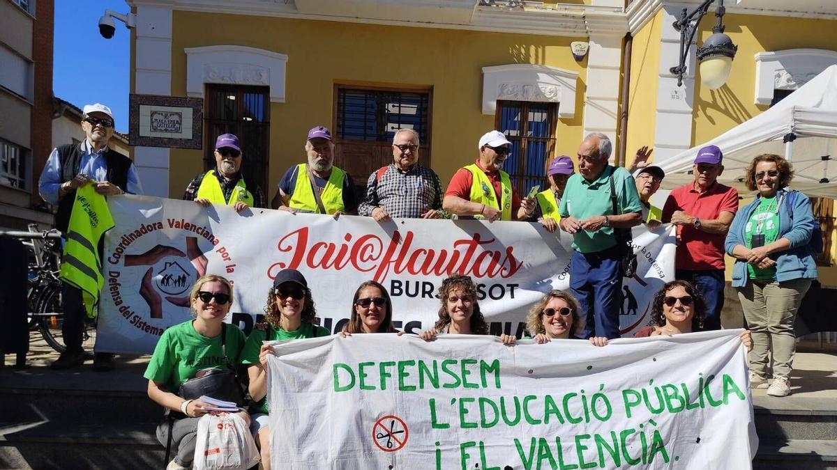 Pensionistas, docentes y miembros de Iaioflautas Burjassot muestran su apoyo a la huelga indefinida del profesorado de la enseñanza pública valenciana ante el Ayuntamiento de Burjassot