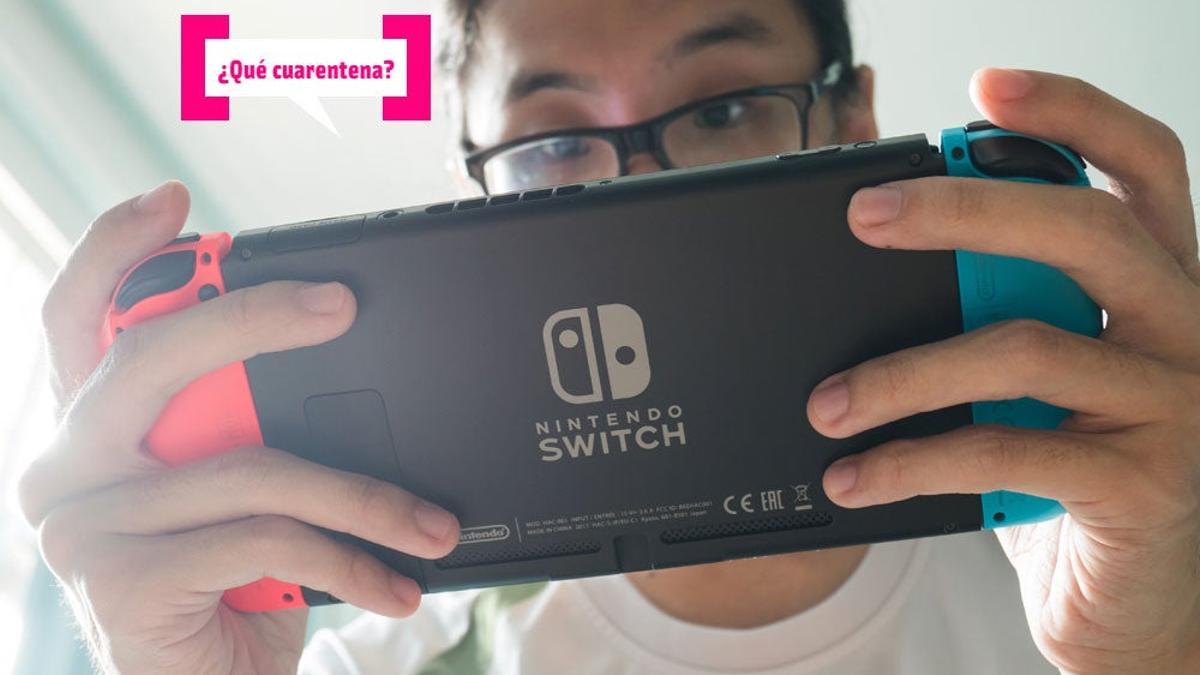 Hombre jugando a la Nintendo Switch