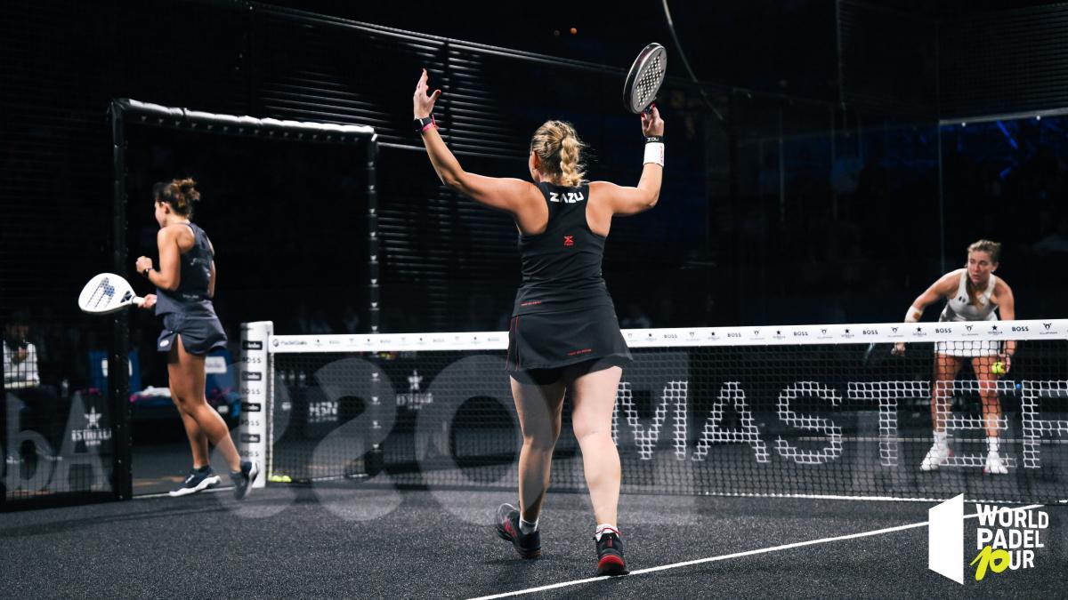 Zazu celebra con su compañera Jess un punto