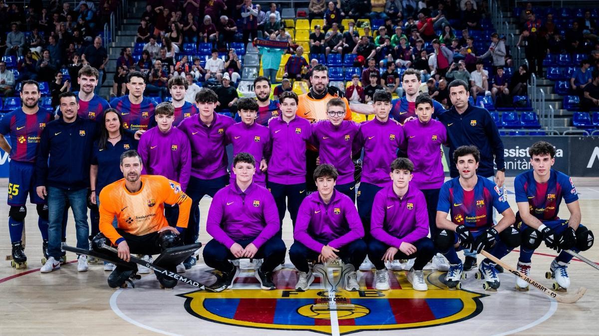 El primer equipo posó con los campeones infantiles