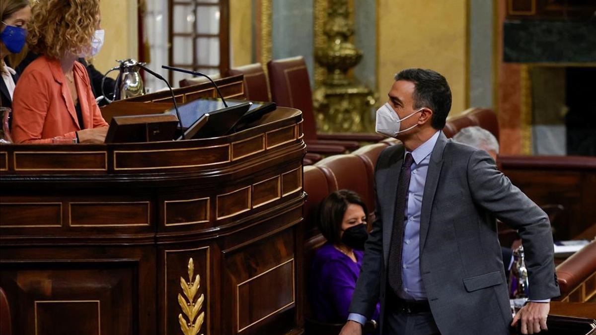 GRAF4022  MADRID  14 04 2021 - El presidente del Gobierno  Pedro Sanchez (d) saluda a la presidenta del Congreso  Meritxell Batet (i) antes de su intervencion en la sesion de este miercoles en el Congreso donde el gobierno defendera el Plan de Recuperacion  Transformacion y Resiliencia de la economia para hacer frente a la crisis provocada por la pandemia de coronavirus y dispuesto a no prorrogar el estado de alarma mas alla del 9 de mayo  EFE Chema Moya