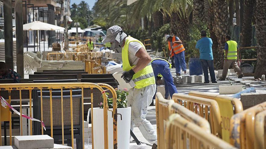 Los operarios trabajaron ayer en lo que queda por pavimentar en el paseo lateral de la Explanada, en obras desde el pasado mes de octubre. 