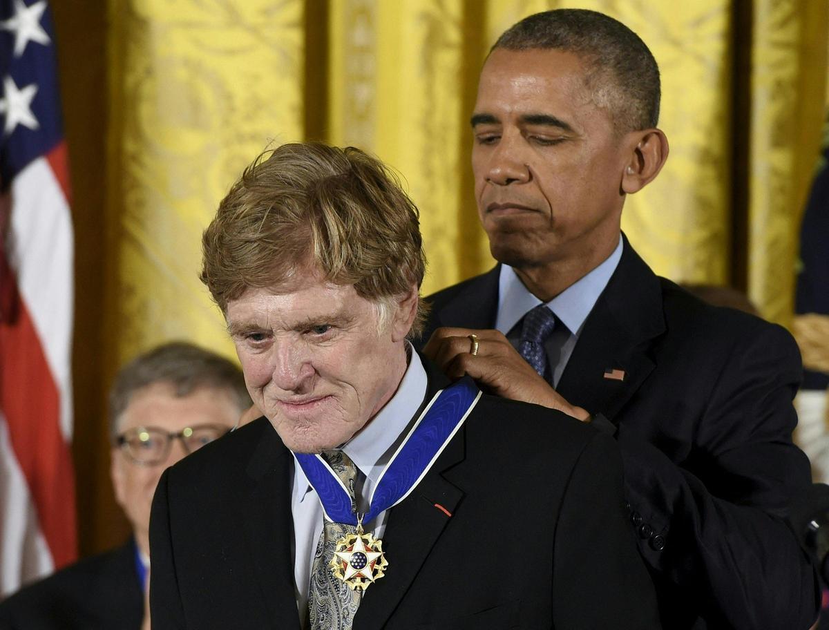 Barack Obama coloca a Robert Redford la Medalla Presidencial de la Libertad, en la Casa Blanca, en Washington, en noviembre del 2016.