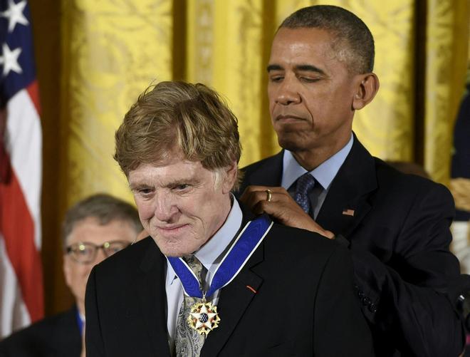 Barack Obama coloca a Robert Redford la Medalla Presidencial de la Libertad, en la Casa Blanca, en Washington, en noviembre del 2016.