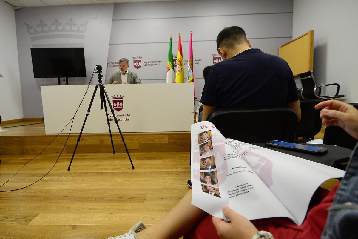 Pizarro anuncia las delegaciones de los concejales en el Ayuntamiento de Plasencia.