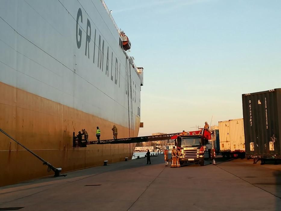 El barco incendiado Grande Europa ya está en Palma