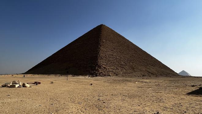 Imagen de la Pirámide Roja de Dahshur, una de las construcciones construidas a las orillas de un río extinto.