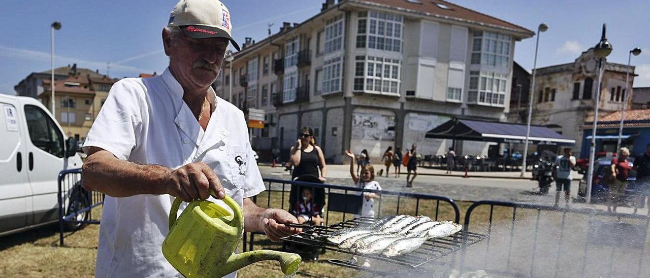 Un hombre asa sardinas en una pasada edición del festival gastronómico de La Arena, que tiene a este popular pescado como protagonista.