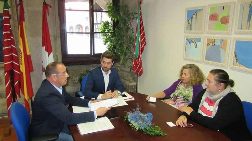 Tomás Antón, Antidio Fagúndez, María Jesús Cabezas y Eva Jiménez durante la reunión.